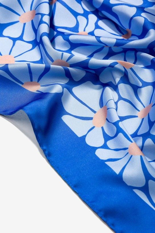 Bandana satinada azul estampado floral - Imagen 3